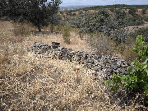 MORADIAS COM TERRENO DE 1.680 M2 - PARA RECONSTRUIR - NA ALDEIA DA SENTINELA EM CASTRO MARIM - ALGARVE