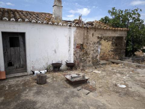 MORADIAS COM TERRENO DE 1.680 M2 - PARA RECONSTRUIR - NA ALDEIA DA SENTINELA EM CASTRO MARIM - ALGARVE