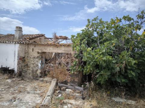 MORADIAS COM TERRENO DE 1.680 M2 - PARA RECONSTRUIR - NA ALDEIA DA SENTINELA EM CASTRO MARIM - ALGARVE