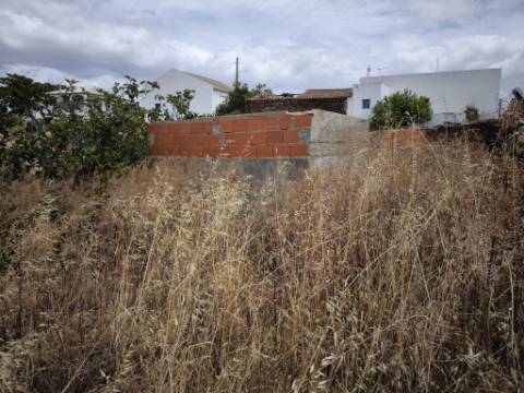 MORADIAS COM TERRENO DE 1.680 M2 - PARA RECONSTRUIR - NA ALDEIA DA SENTINELA EM CASTRO MARIM - ALGARVE