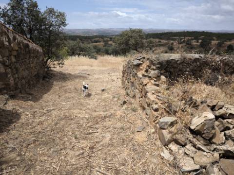 MORADIAS COM TERRENO DE 1.680 M2 - PARA RECONSTRUIR - NA ALDEIA DA SENTINELA EM CASTRO MARIM - ALGARVE