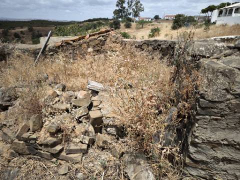 MORADIAS COM TERRENO DE 1.680 M2 - PARA RECONSTRUIR - NA ALDEIA DA SENTINELA EM CASTRO MARIM - ALGARVE