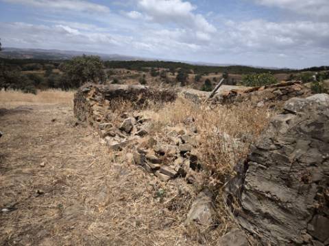 MORADIAS COM TERRENO DE 1.680 M2 - PARA RECONSTRUIR - NA ALDEIA DA SENTINELA EM CASTRO MARIM - ALGARVE