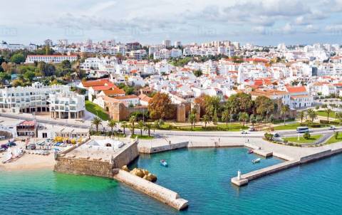 Terreno de 16085m2 com ruinas de 300m2 e 110m2 junto à Fabulosa Praia D. Ana, Lagos!!!