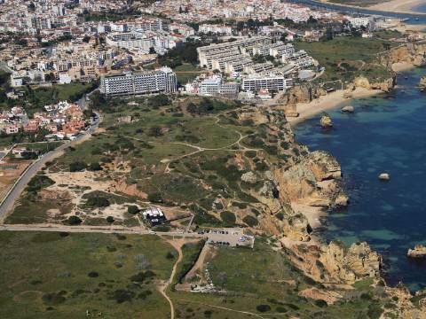 Terreno de 16085m2 com ruinas de 300m2 e 110m2 junto à Fabulosa Praia D. Ana, Lagos!!!