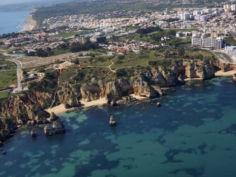 Terreno de 16085m2 com ruinas de 300m2 e 110m2 junto à Fabulosa Praia D. Ana, Lagos!!!