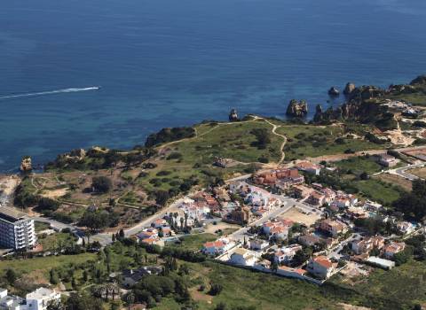 Terreno de 16085m2 com ruinas de 300m2 e 110m2 junto à Fabulosa Praia D. Ana, Lagos!!!