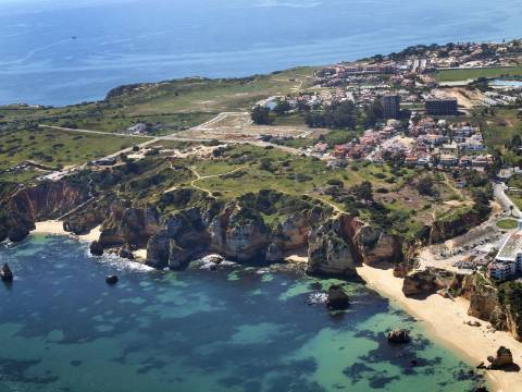 Terreno de 16085m2 com ruinas de 300m2 e 110m2 junto à Fabulosa Praia D. Ana, Lagos!!!