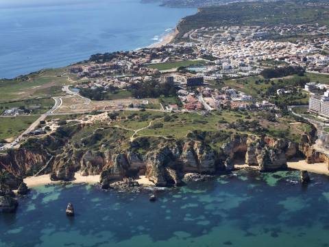 Terreno de 16085m2 com ruinas de 300m2 e 110m2 junto à Fabulosa Praia D. Ana, Lagos!!!