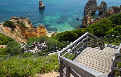 Terreno de 16085m2 com ruinas de 300m2 e 110m2 junto à Fabulosa Praia D. Ana, Lagos!!!