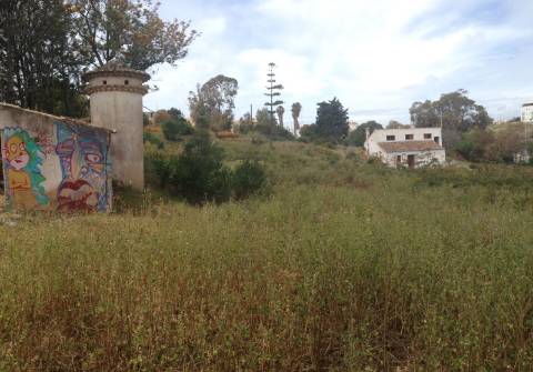 Terreno de 16085m2 com ruinas de 300m2 e 110m2 junto à Fabulosa Praia D. Ana, Lagos!!!