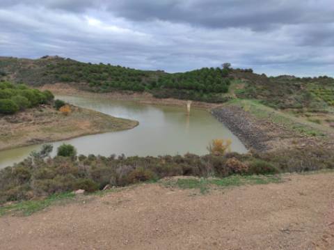 TERRENO COM 36.640 M2 - JUNTO AO LAGO - POSSIBILIDADE DE CONSTRUÇÃO ARMAZÉM - PISA BARRO - CASTRO MARIM - ALGARVE