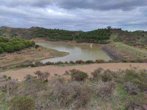 TERRENO COM 36.640 M2 - JUNTO AO LAGO - POSSIBILIDADE DE CONSTRUÇÃO ARMAZÉM - PISA BARRO - CASTRO MARIM - ALGARVE