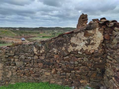 TERRENO COM 36.640 M2 - JUNTO AO LAGO - POSSIBILIDADE DE CONSTRUÇÃO ARMAZÉM - PISA BARRO - CASTRO MARIM - ALGARVE