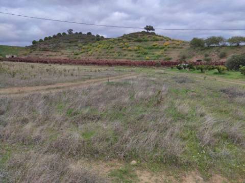 TERRENO COM 36.640 M2 - JUNTO AO LAGO - POSSIBILIDADE DE CONSTRUÇÃO ARMAZÉM - PISA BARRO - CASTRO MARIM - ALGARVE