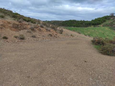 TERRENO COM 36.640 M2 - JUNTO AO LAGO - POSSIBILIDADE DE CONSTRUÇÃO ARMAZÉM - PISA BARRO - CASTRO MARIM - ALGARVE