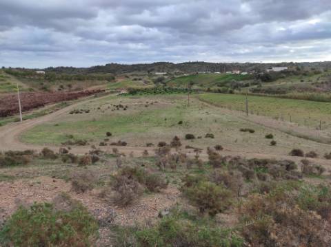 TERRENO COM 36.640 M2 - JUNTO AO LAGO - POSSIBILIDADE DE CONSTRUÇÃO ARMAZÉM - PISA BARRO - CASTRO MARIM - ALGARVE