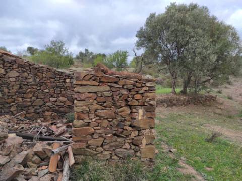 TERRENO COM 36.640 M2 - JUNTO AO LAGO - POSSIBILIDADE DE CONSTRUÇÃO ARMAZÉM - PISA BARRO - CASTRO MARIM - ALGARVE