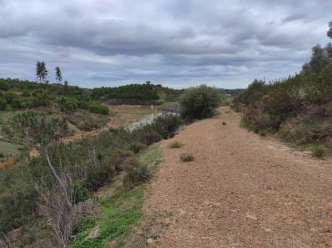 TERRENO COM 36.640 M2 - JUNTO AO LAGO - POSSIBILIDADE DE CONSTRUÇÃO ARMAZÉM - PISA BARRO - CASTRO MARIM - ALGARVE