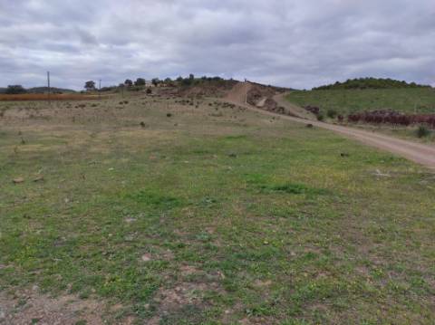 TERRENO COM 36.640 M2 - JUNTO AO LAGO - POSSIBILIDADE DE CONSTRUÇÃO ARMAZÉM - PISA BARRO - CASTRO MARIM - ALGARVE