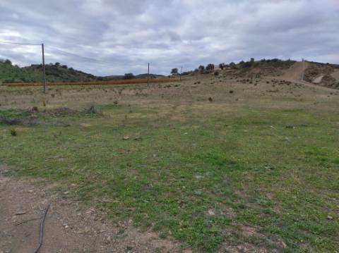 TERRENO COM 36.640 M2 - JUNTO AO LAGO - POSSIBILIDADE DE CONSTRUÇÃO ARMAZÉM - PISA BARRO - CASTRO MARIM - ALGARVE