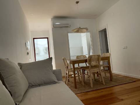 Apartamento T2 Novo, mobilado, anual, no Centro Pombalino de Vila Real de Santo António.