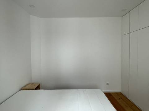Apartamento T2 Novo, mobilado, anual, no Centro Pombalino de Vila Real de Santo António.