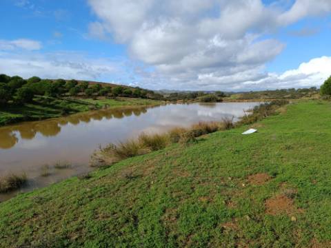 TERRENO COM 53.520 M2 - VISTA MAR - COM LAGO - POSSIBILIDADE DE CONSTRUIR - CAMPEIROS - CASTRO MARIM - ALGARVE