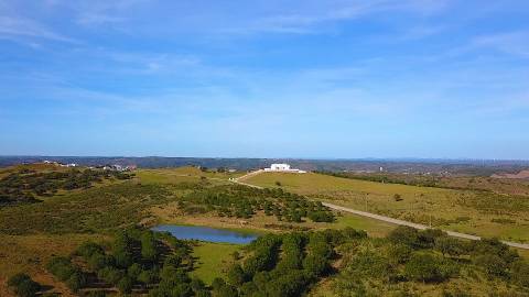 TERRENO COM 53.520 M2 - VISTA MAR - COM LAGO - POSSIBILIDADE DE CONSTRUIR - CAMPEIROS - CASTRO MARIM - ALGARVE