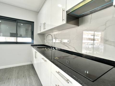 Apartamento T3, novo, em Condomínio com Piscina e jardim!!!