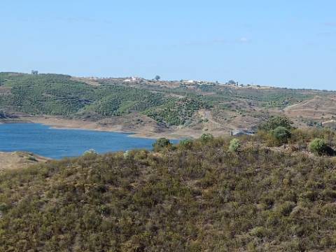 TERRENO RÚSTICO COM 20.000 M2 - VISTA LAGO - NO CERRO DO ENHO EM CASTRO MARIM - ALGARVE