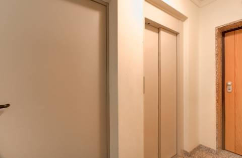 Apartamento T2 moderno com ampla varanda e decorado com qualidade para venda em VRSA