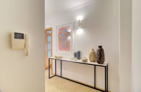 Apartamento T2 moderno com ampla varanda e decorado com qualidade para venda em VRSA