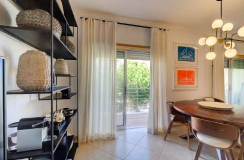 Apartamento T2 moderno com ampla varanda e decorado com qualidade para venda em VRSA