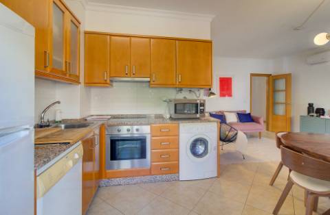 Apartamento T2 moderno com ampla varanda e decorado com qualidade para venda em VRSA