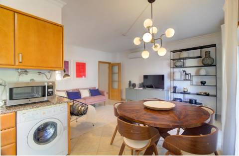 Apartamento T2 moderno com ampla varanda e decorado com qualidade para venda em VRSA