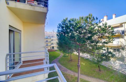 Apartamento T2 moderno com ampla varanda e decorado com qualidade para venda em VRSA