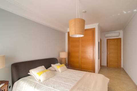 Apartamento T2 moderno com ampla varanda e decorado com qualidade para venda em VRSA