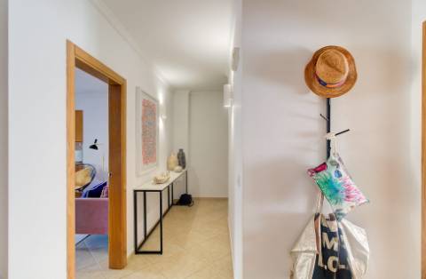 Apartamento T2 moderno com ampla varanda e decorado com qualidade para venda em VRSA