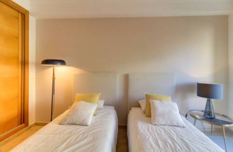 Apartamento T2 moderno com ampla varanda e decorado com qualidade para venda em VRSA