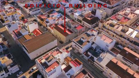 Prédio situado no centro de Vila Real de Santo António, constituído por 5 fracções para recuperar.