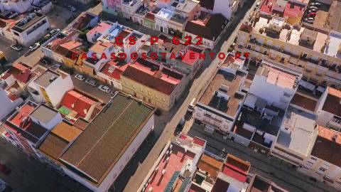 Prédio situado no centro de Vila Real de Santo António, constituído por 5 fracções para recuperar.