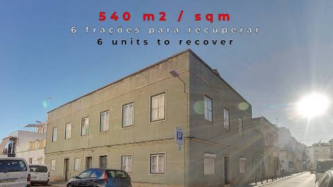 Prédio situado no centro de Vila Real de Santo António, constituído por 5 fracções para recuperar.