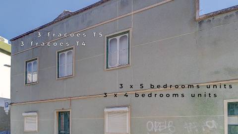 Prédio situado no centro de Vila Real de Santo António, constituído por 5 fracções para recuperar.