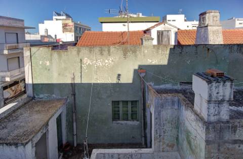 Prédio situado no centro de Vila Real de Santo António, constituído por 5 fracções para recuperar.