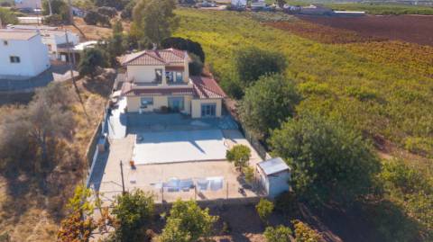 Moradia Unifamiliar Bernardas, AlturaV4 com 2 Pisos . Garagem. Terreno com 4040 m2. T1 em anexo.