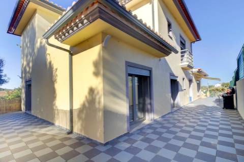 Moradia Unifamiliar Bernardas, AlturaV4 com 2 Pisos . Garagem. Terreno com 4040 m2. T1 em anexo.