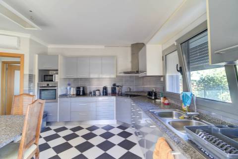 Moradia Unifamiliar Bernardas, AlturaV4 com 2 Pisos . Garagem. Terreno com 4040 m2. T1 em anexo.