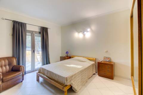 Moradia Unifamiliar Bernardas, AlturaV4 com 2 Pisos . Garagem. Terreno com 4040 m2. T1 em anexo.