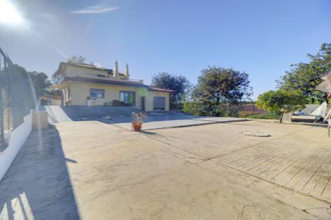 Moradia Unifamiliar Bernardas, AlturaV4 com 2 Pisos . Garagem. Terreno com 4040 m2. T1 em anexo.